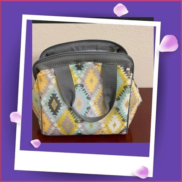 A insulated lunch bag! It’s a beautiful design! - Picture 1 of 7